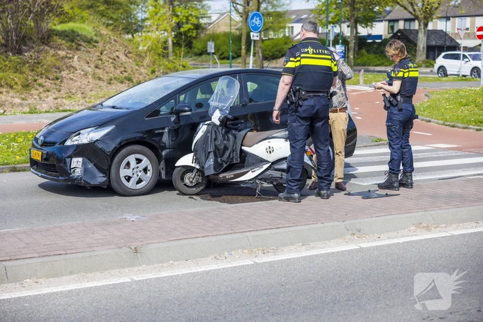 Twee dames op een scooter aangereden door auto
