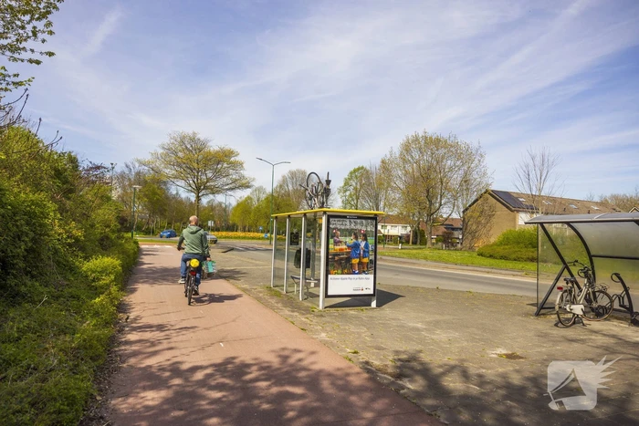 Fietsen op bushokjes geplaatst