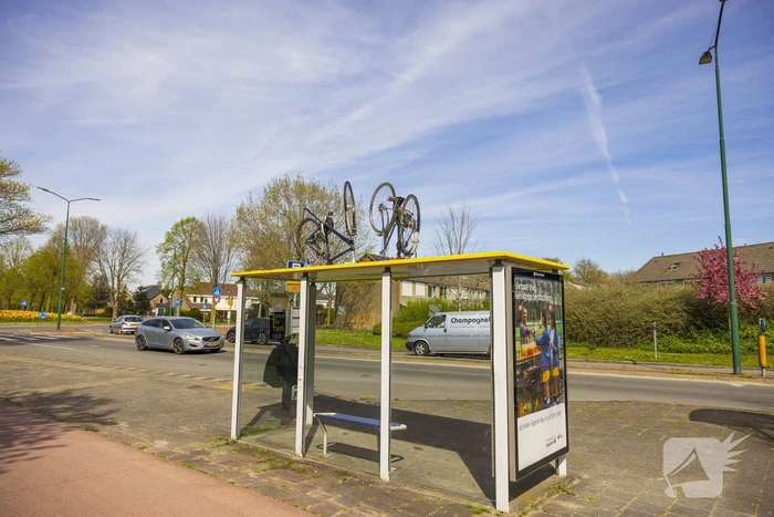 Fietsen op bushokjes geplaatst