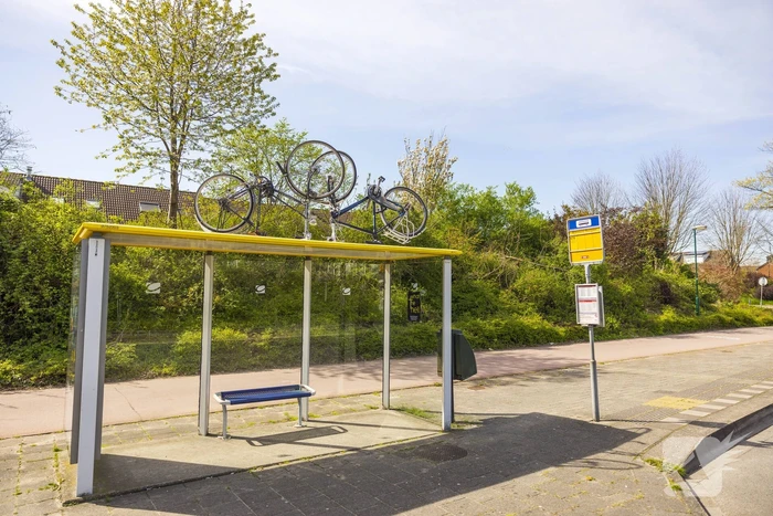 Fietsen op bushokjes geplaatst