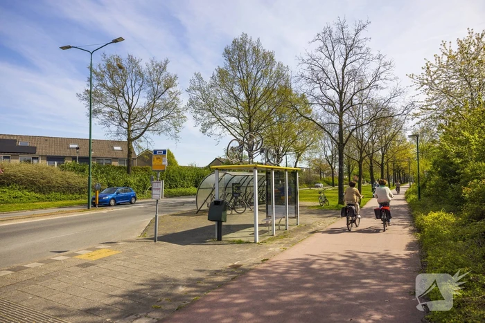 Fietsen op bushokjes geplaatst