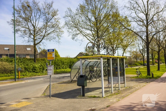 Fietsen op bushokjes geplaatst