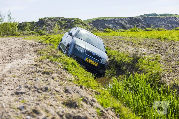 Auto belandt in greppel op bouwterrein Laak-Zuid