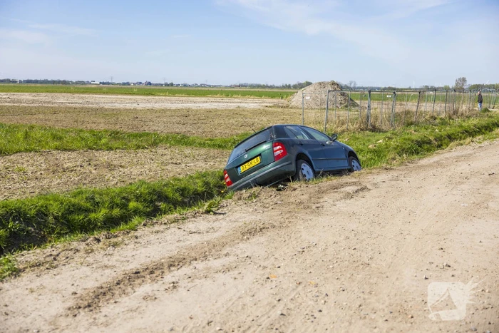 Auto belandt in greppel op bouwterrein Laak-Zuid
