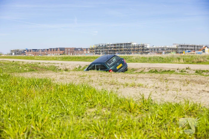 Auto belandt in greppel op bouwterrein Laak-Zuid