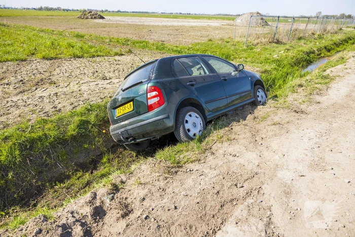 Auto belandt in greppel op bouwterrein Laak-Zuid