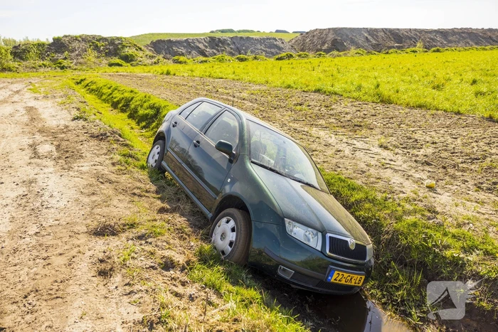Auto belandt in greppel op bouwterrein Laak-Zuid