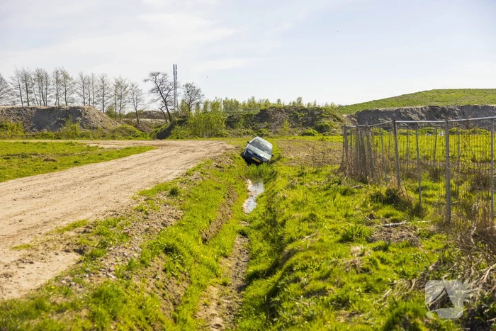 Auto belandt in greppel op bouwterrein Laak-Zuid