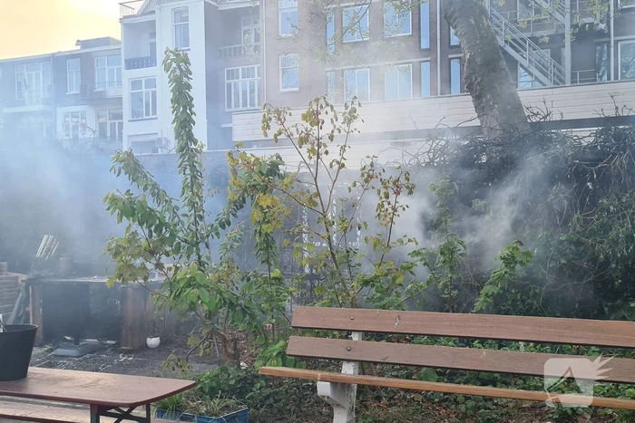 Veel rook bij brand in heg