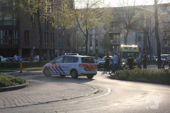 Fietser en scooterrijder botsen bij rotonde