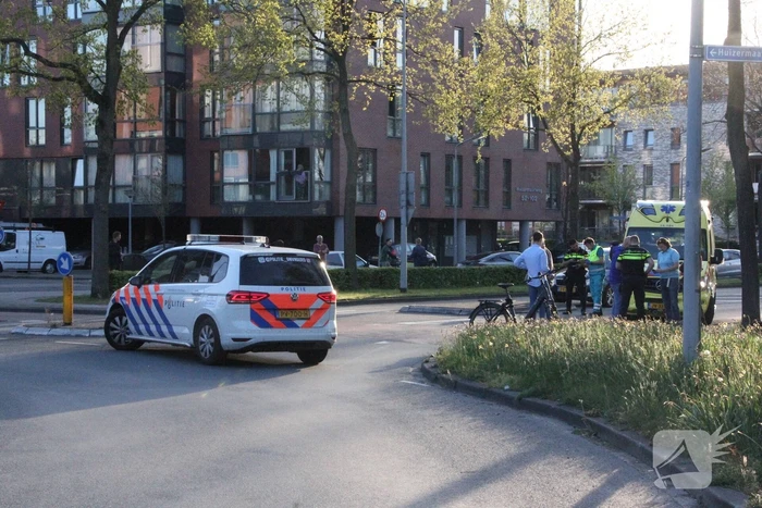 Fietser en scooterrijder botsen bij rotonde