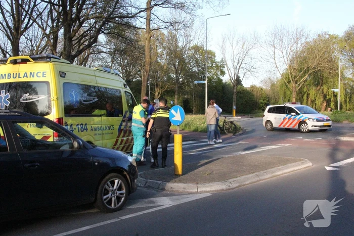 Fietser en scooterrijder botsen bij rotonde