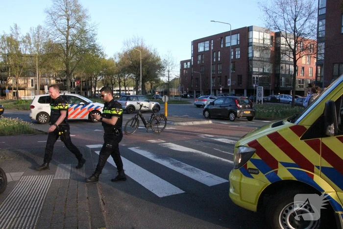 Fietser en scooterrijder botsen bij rotonde