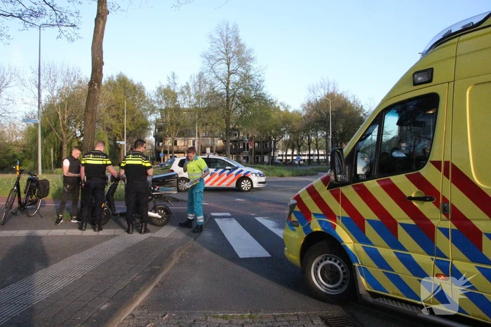 Fietser en scooterrijder botsen bij rotonde