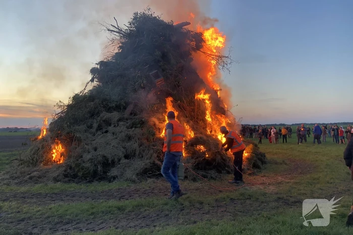Grote drukte bij paasvuur