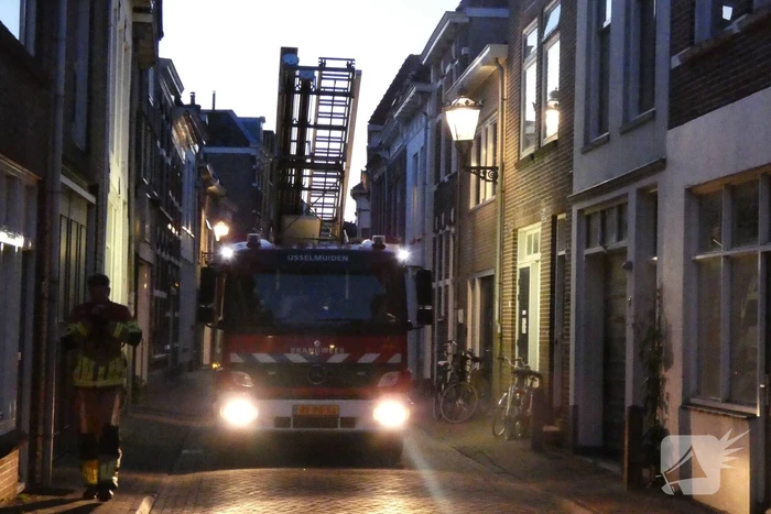 Brandweer haalt kat van dak