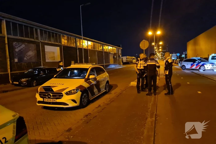 Auto met twee inzittenden de Merwedehaven ingereden