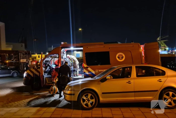 Auto met twee inzittenden de Merwedehaven ingereden