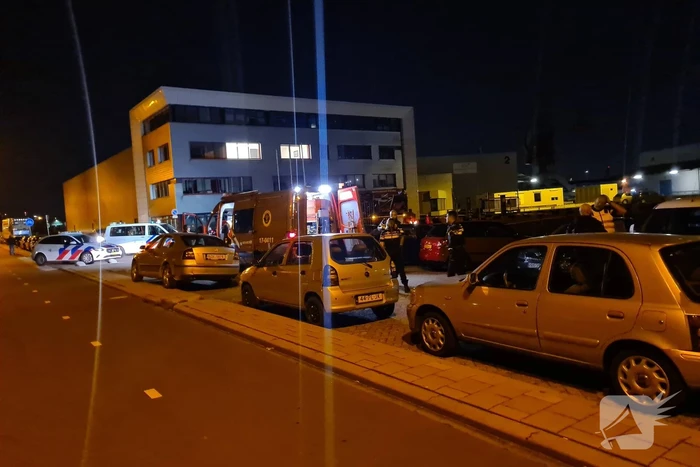 Auto met twee inzittenden de Merwedehaven ingereden