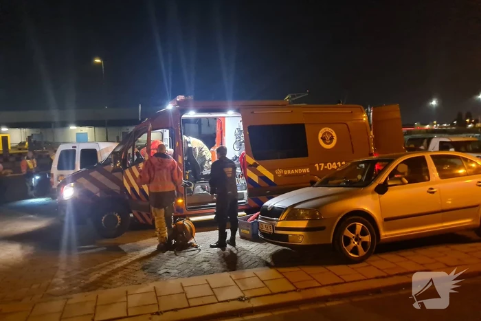 Auto met twee inzittenden de Merwedehaven ingereden