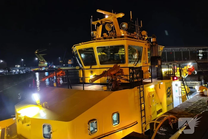 Auto met twee inzittenden de Merwedehaven ingereden