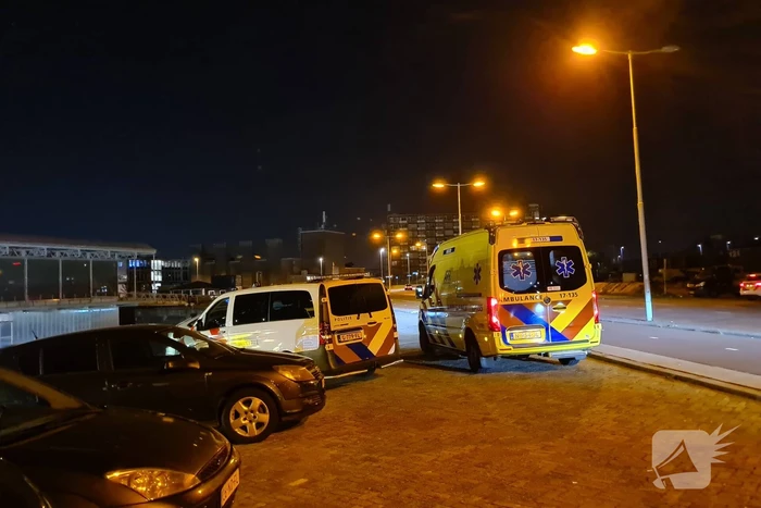 Auto met twee inzittenden de Merwedehaven ingereden