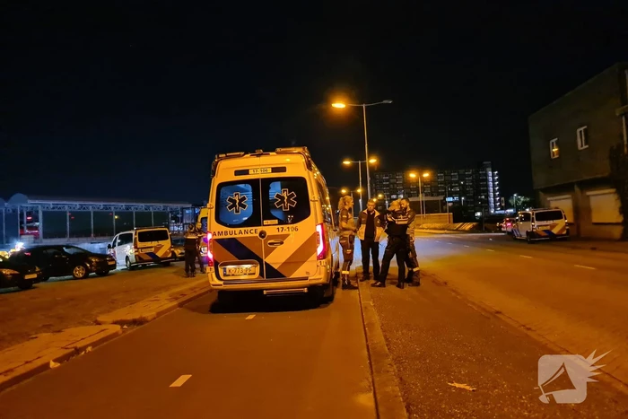 Auto met twee inzittenden de Merwedehaven ingereden