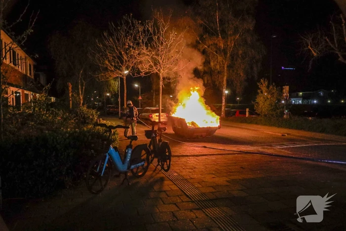 Vonken en rookontwikkeling bij brand in bouwafval container