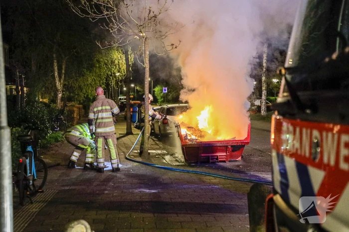 Vonken en rookontwikkeling bij brand in bouwafval container