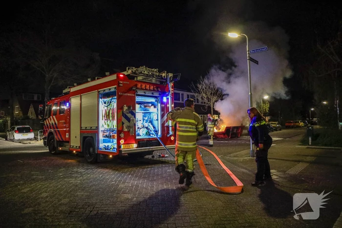 Vonken en rookontwikkeling bij brand in bouwafval container