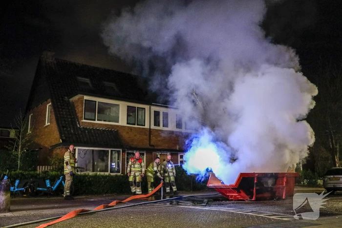 Vonken en rookontwikkeling bij brand in bouwafval container