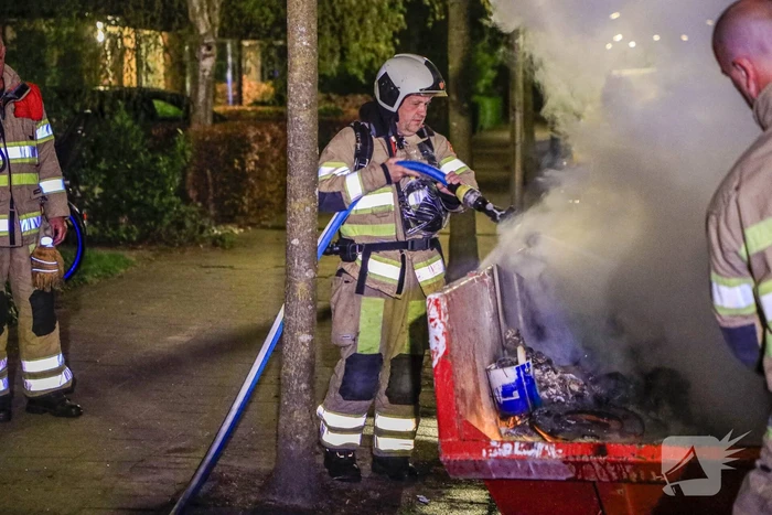 Vonken en rookontwikkeling bij brand in bouwafval container