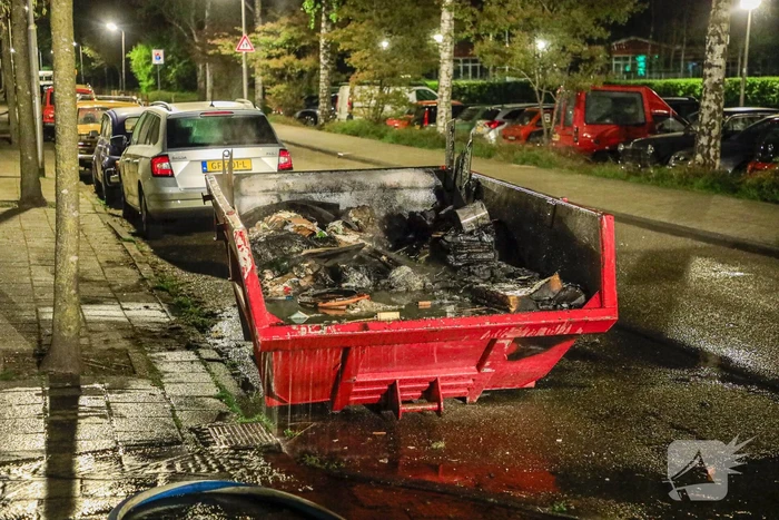 Vonken en rookontwikkeling bij brand in bouwafval container
