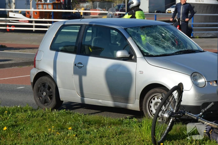 Automobilist schept E-biker op Hermesbrug