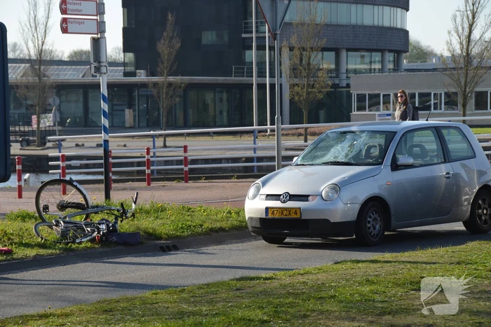 Automobilist schept E-biker op Hermesbrug