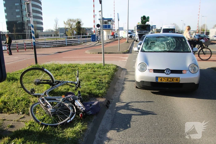 Automobilist schept E-biker op Hermesbrug