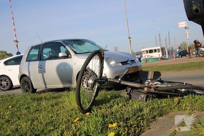 Automobilist schept E-biker op Hermesbrug