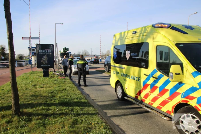 Automobilist schept E-biker op Hermesbrug