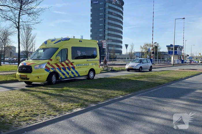 Automobilist schept E-biker op Hermesbrug