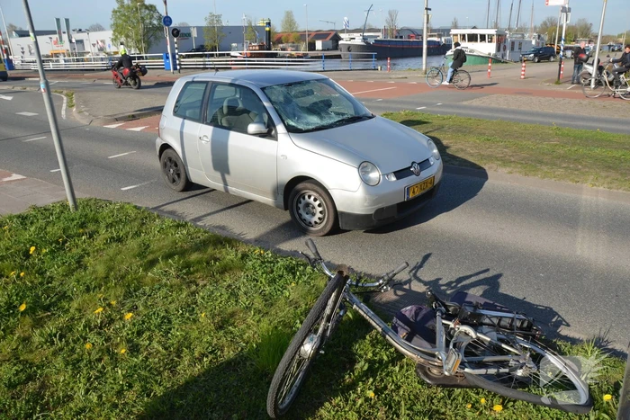 Automobilist schept E-biker op Hermesbrug