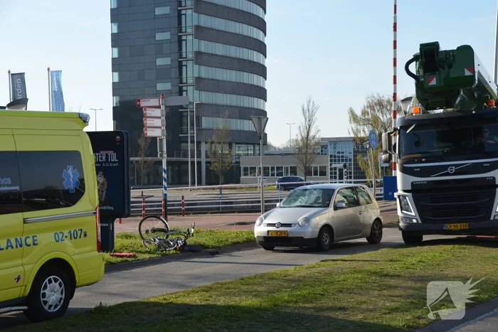 Automobilist schept E-biker op Hermesbrug