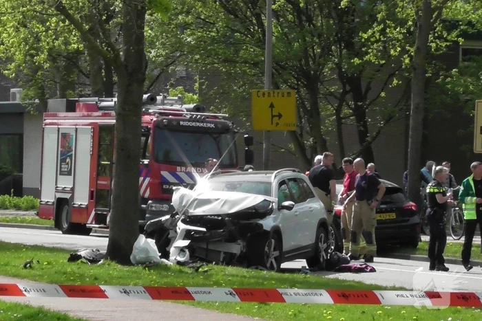 Automobilist botsen frontaal op boom