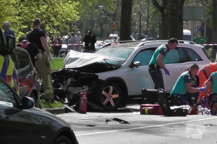 Automobilist botsen frontaal op boom
