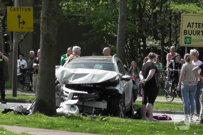 Automobilist botsen frontaal op boom