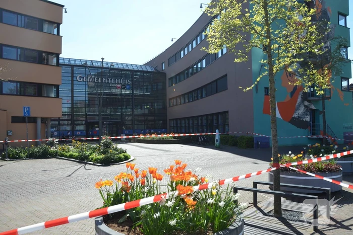 Gemeentehuis ontruimd na vondst verdacht pakketje