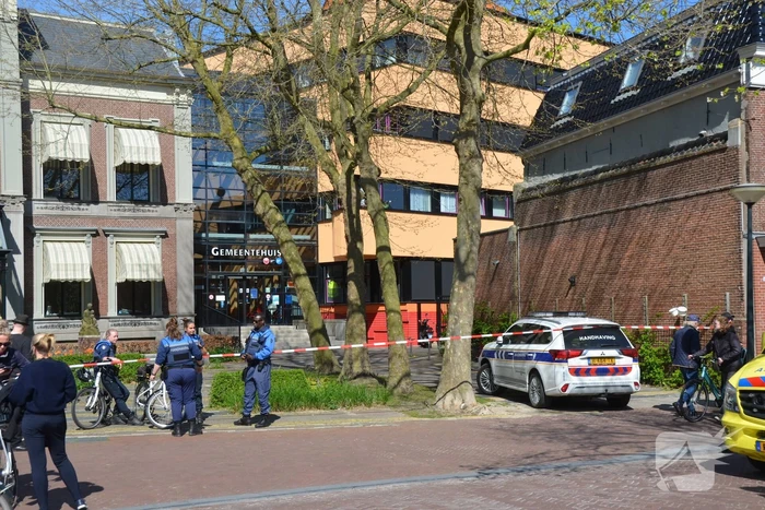 Gemeentehuis ontruimd na vondst verdacht pakketje