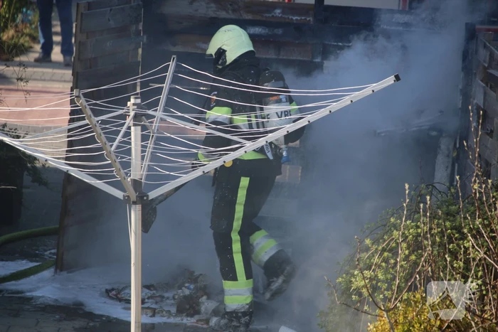Containerbrand slaat over naar schutting