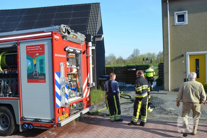 Containerbrand slaat over naar schutting