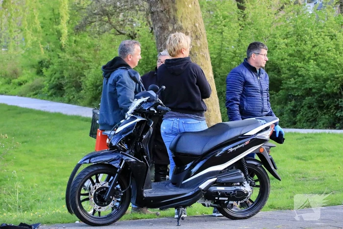 Scooterrijder botst boven op lantaarnpaal