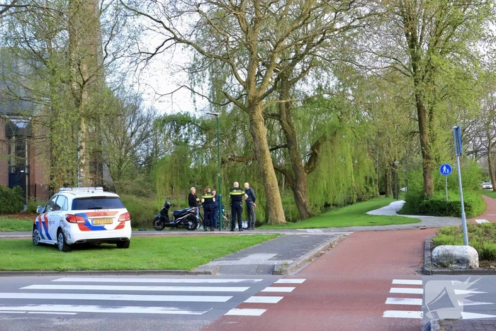 Scooterrijder botst boven op lantaarnpaal